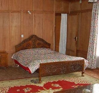 Hazar Dastan Houseboat